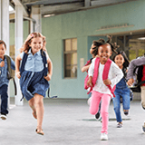 Enfants dans la cours